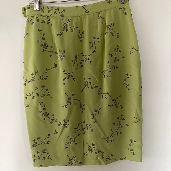 The office-appropriate pencil skirt with a touch of bohemian flair - Picture 2 of 7